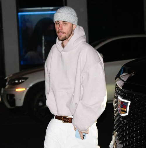 Justin Bieber unleashes rant on waiting paparazzi: 'You don't care about people'