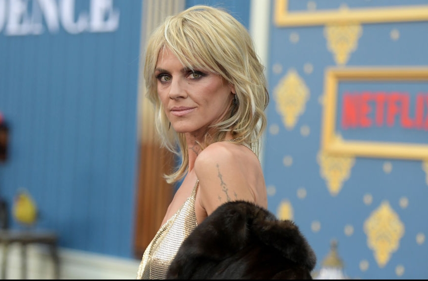 'Scrubs' star shares new pictures to show 'what she really looks like' after 'unrecognizable' red carpet appearance