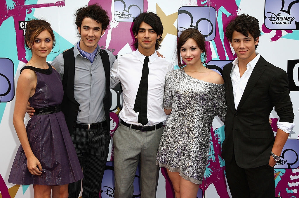 Alyson Stoner, Kevin Jonas, Joe Jonas, Demi Lovato and Nick Jonas arrive at the European TV premiere of 'Camp Rock' at The Royal Festival Hall on September 10, 2008 in London, England. (Photo by Gareth Cattermole/Getty Images)