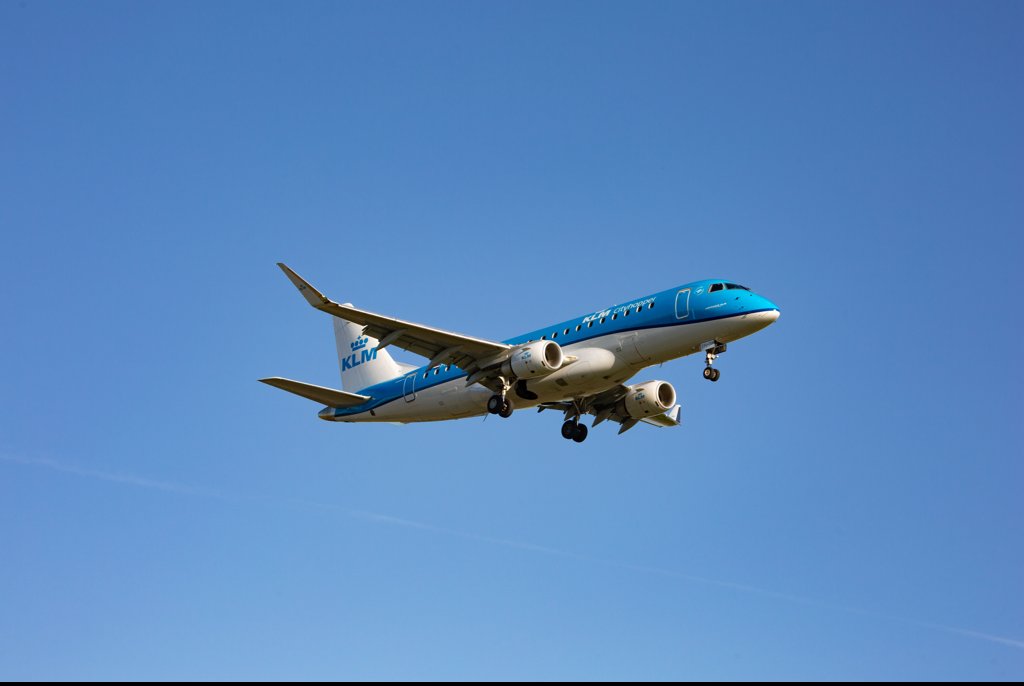 A KLM Cityhopper Embraer ERJ-175 landing at Amsterdam airport. Credit: NurPhoto / Getty (File photo)