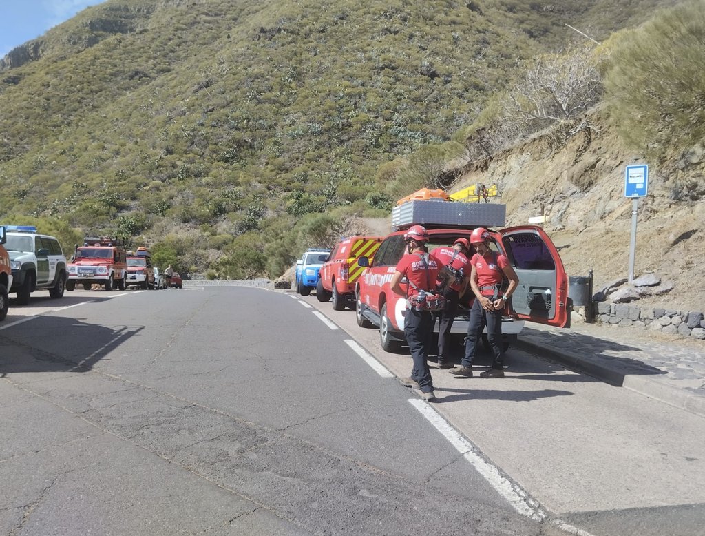 Search teams have been joined by volunteers to help find the teen. Credit: Bomberos Voluntarios de Santiago del Teide/Facebook